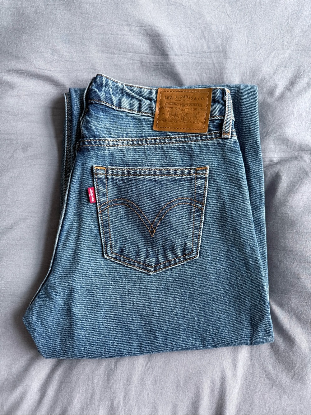 Levi’s Low Loose Women’s Jeans Size 25x30 - Medium Wash Wide Leg NWOT